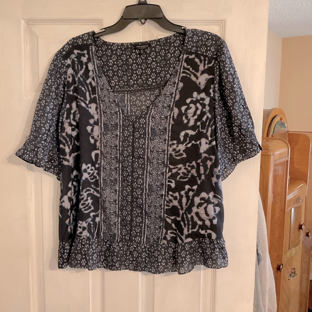 Cute XL Lucky Brand top, navy with short sleeves. Rayon blend.